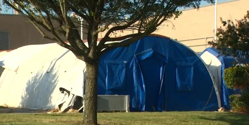 美国一医院|美国一医院搭帐篷收治新冠患者：ICU全满 病人仍不断涌入