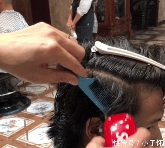 “邋遢小伙”失恋后去理发,剪完后帅哭了,网友:前女友眼瞎了?