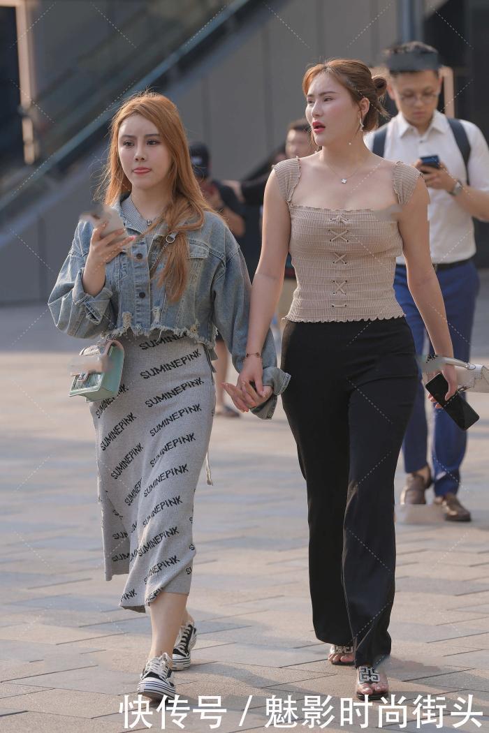 穿搭一字肩的上衣，让人看起来显得很成熟，呈现不一样的风采