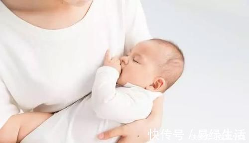 宝宝|为啥宝宝都爱摸妈妈胸前?问题比你想的要严重,别不当回事!