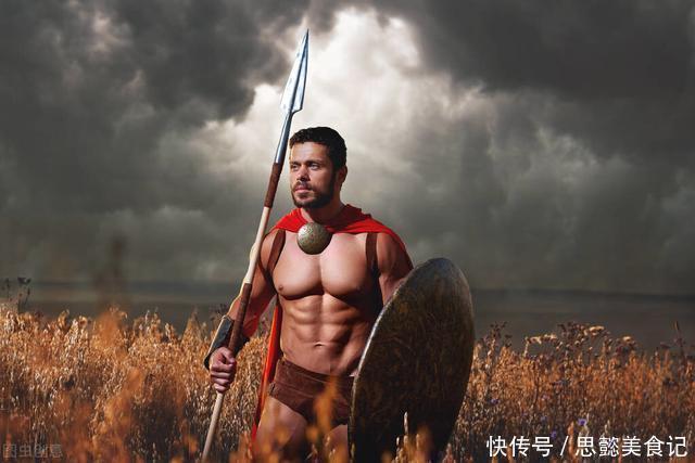 野狼|成年男性手持铁棒和野狼一对一的生死搏斗,人类可以打败野狼吗?