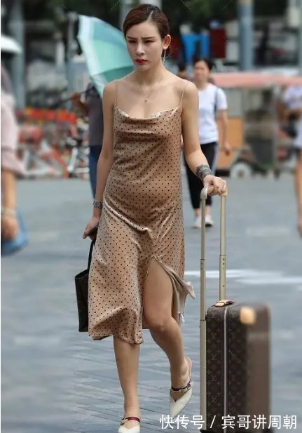 尖头鞋|棕色黑点吊带连衣裙搭配白色尖头鞋,贴身舒适,时尚减龄