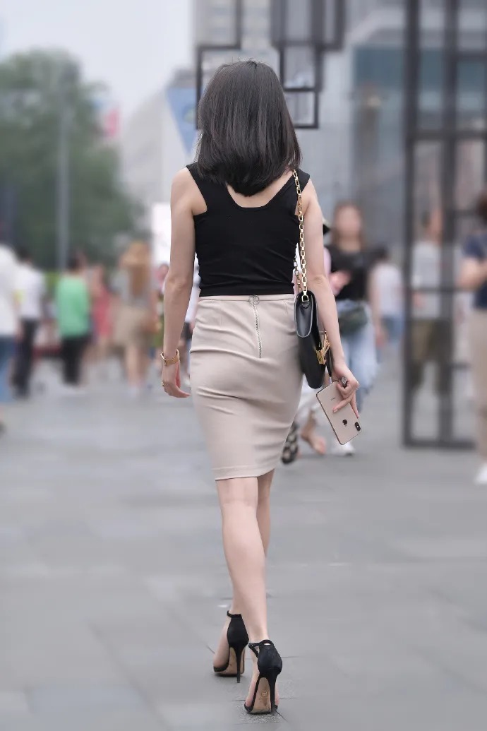 时尚|款款走来的时尚女生