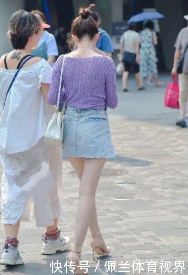 紫色针织上衣,腰间的纽结设计,个性时尚