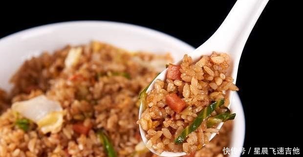 炒饭|做酱油炒饭，米饭不要直接下锅，多做1步，颜色好味道香，不粘锅！