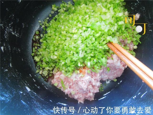 天气凉快起来，包点三鲜饺子当早餐，比每天啃面包舒服得多