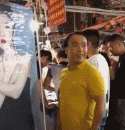 |搞笑GIF：今天视察老婆工作，我只能薅你的头发了