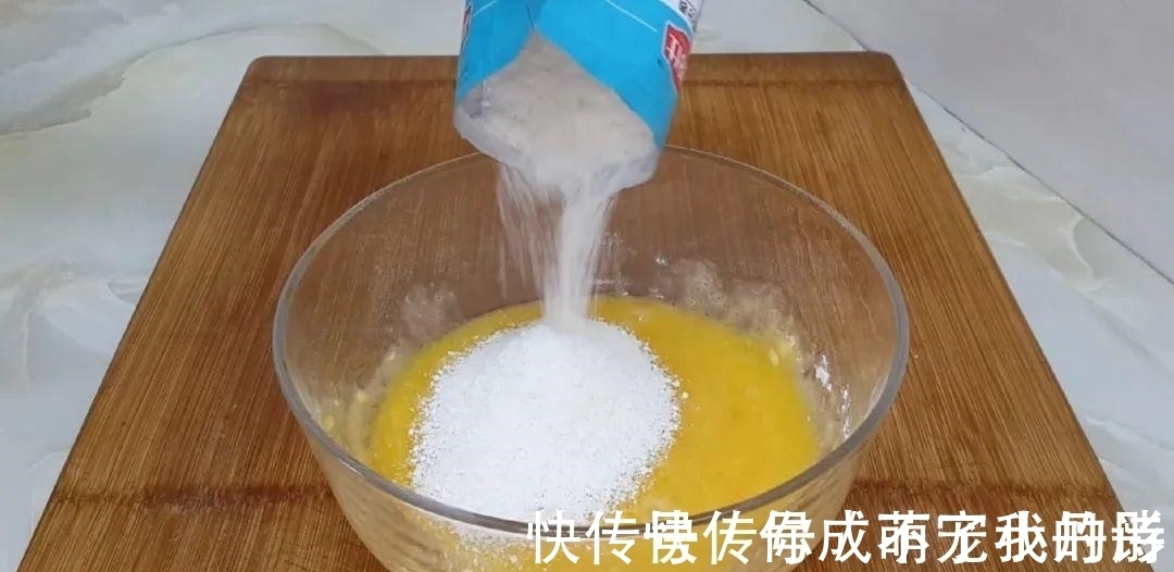 以后面粉就这样做，一次炸一锅，个个香酥掉渣，比油条麻花还好吃