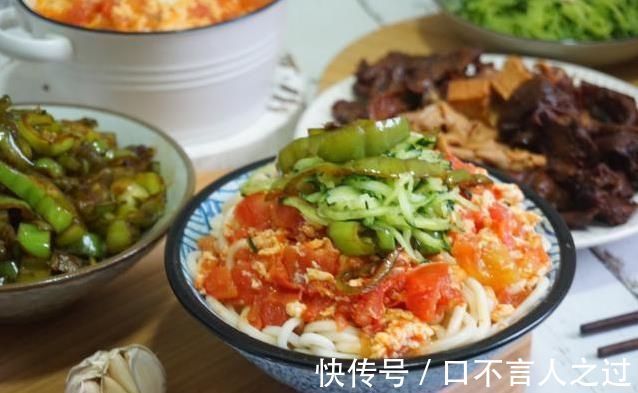 家常|一家三口的家常晚餐,10块钱做一大桌,朋友说你家老公女儿真幸福