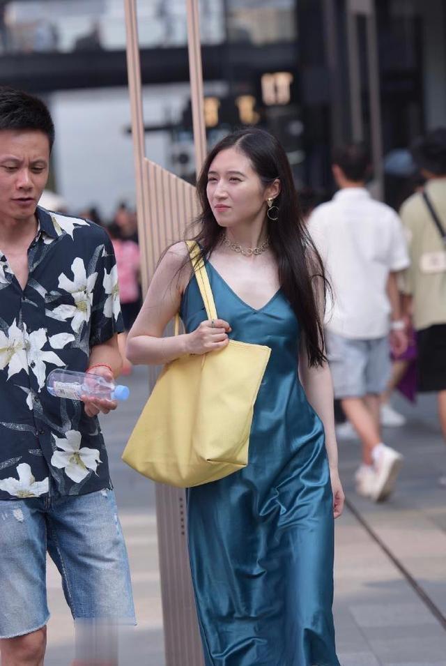 裙子|姑娘看着挺年轻, 但这身穿搭, 却浑身充满“贵妇”气息