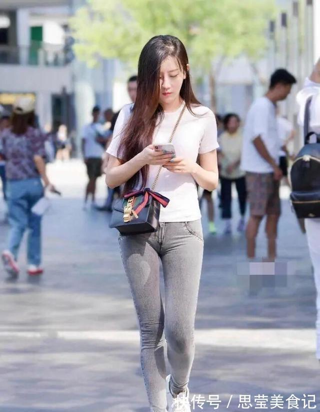 休闲短袖 白色休闲短袖搭配灰色打底裤,时尚百搭,又经典实用