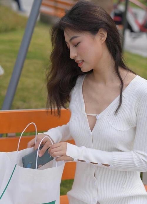 高妹 这裙子亮点多,时尚高妹与它更配,性感又大气