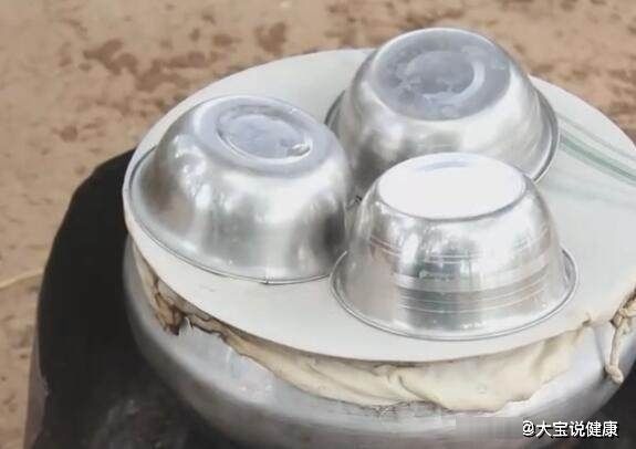 看到这位老奶奶做的饼,所有人都惊呆了