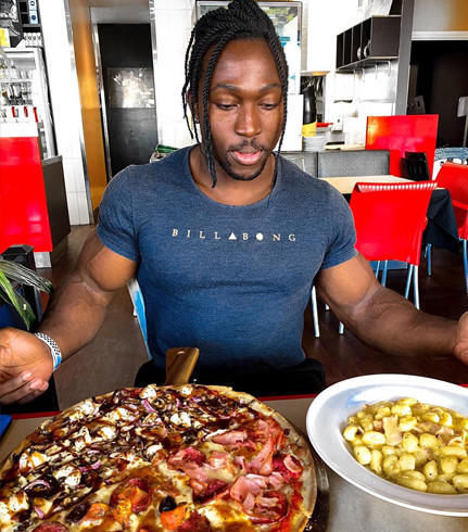 腿部肌肉|15岁开始健身，酷爱练腿，如今深蹲210公斤，腿部肌肉尤其发达