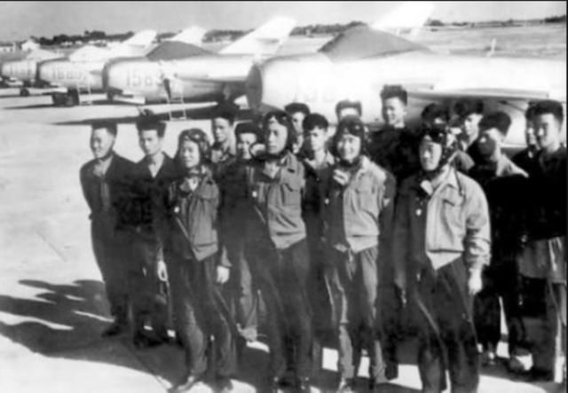 坚守阵地|此人违令用机枪打敌机，一人坚守阵地两天三夜，战后连升三级！