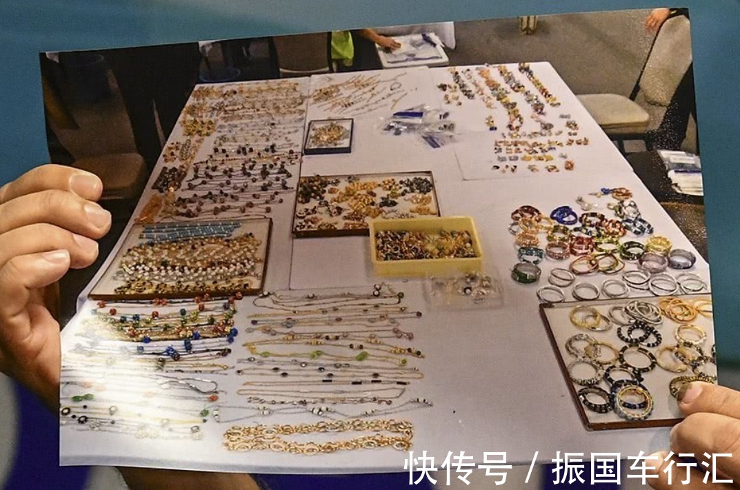 爱马仕包 抛夫弃子的她三婚嫁给首相,买珠宝一天花700万,有272个爱马仕包