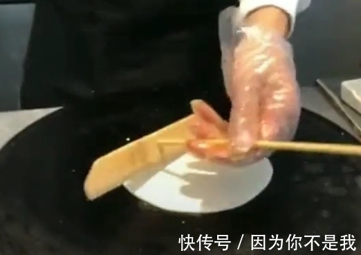 女孩|女孩买鸡蛋饼，反复提醒老板多放辣，老板一个行为，女孩不淡定了