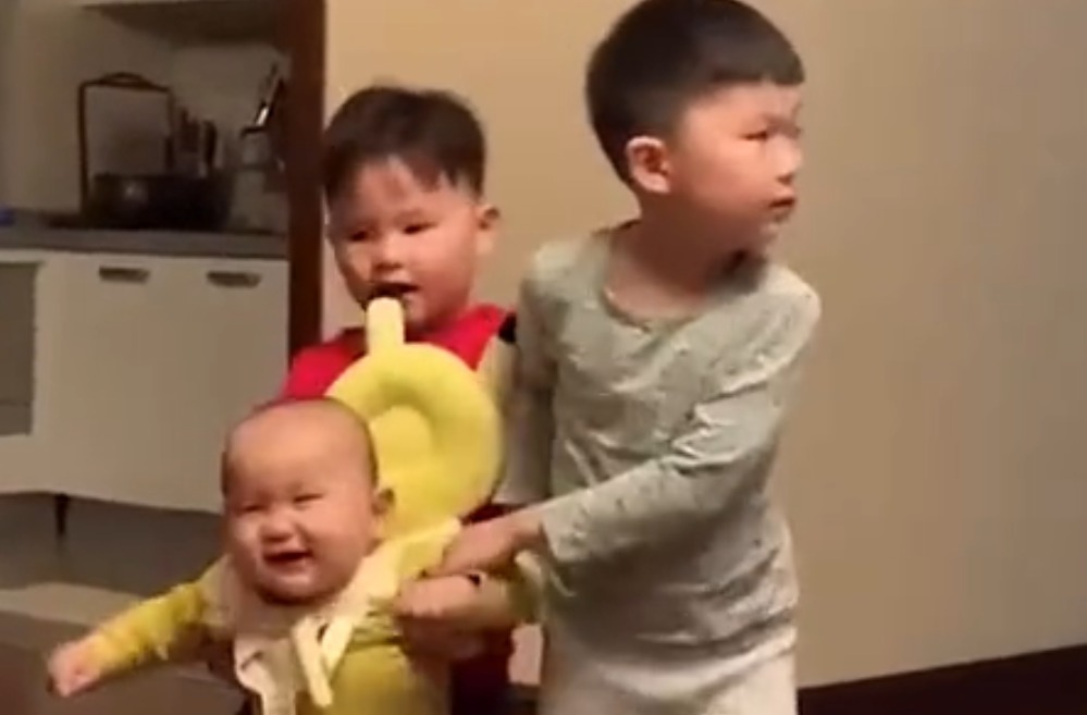 被迫营业|儿子每天被两个哥哥带着玩,9个月已经会走路了,网友:被迫营业