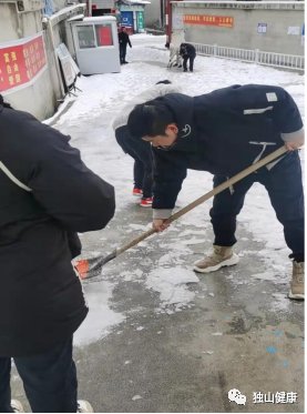 一夜之间|【独山健康】扫雪除冰涌动“志愿红”