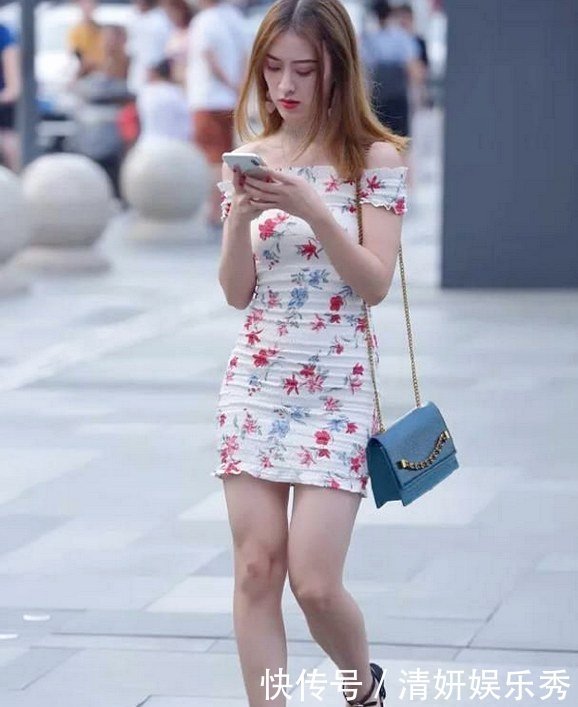 一字领碎花连衣裙,把姑娘陪衬的雄姿飒爽