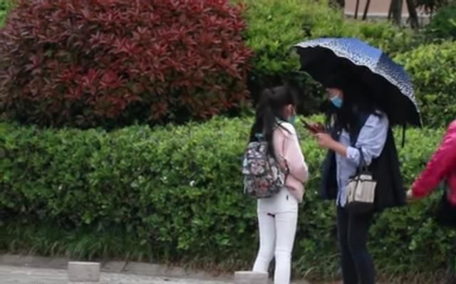 裤子|12岁小女生路上突遇“初潮”,染红白裤子不自知,路人行为太暖心