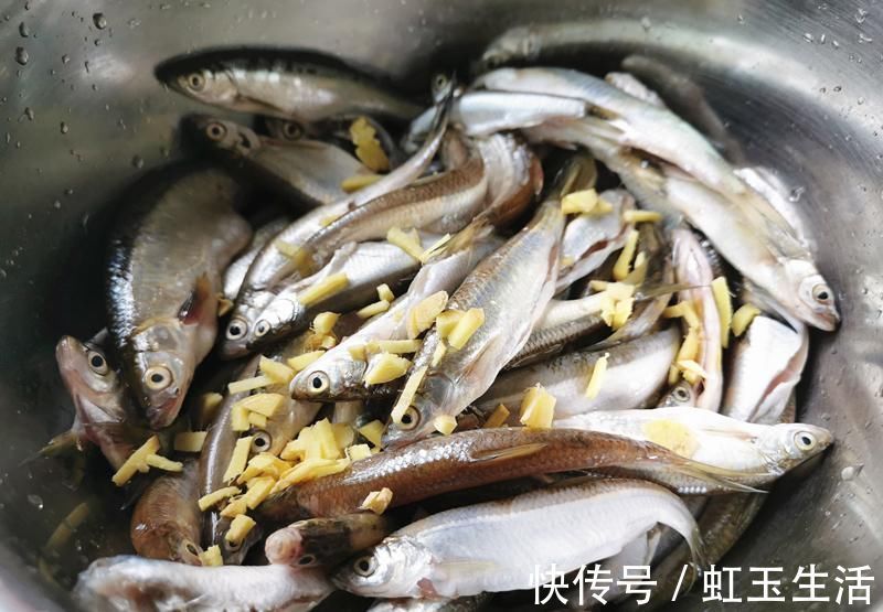 油炸小鱼想要酥脆掉渣,从头嚼到尾不剔刺,只需多加这一步,试试