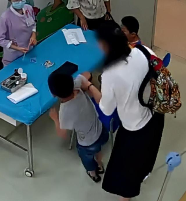打针|3岁女宝大发脾气,打完针哭着找医生“算账”,网友:太萌了