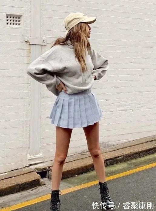 随性|卫衣+半裙=早秋最火混搭套路，时髦又有女人味