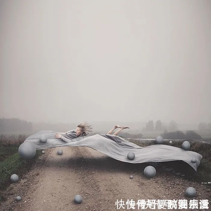 骑自行车|这画面真是绝了，女孩横躺在水里骑自行车，让人看上一眼就忘不了