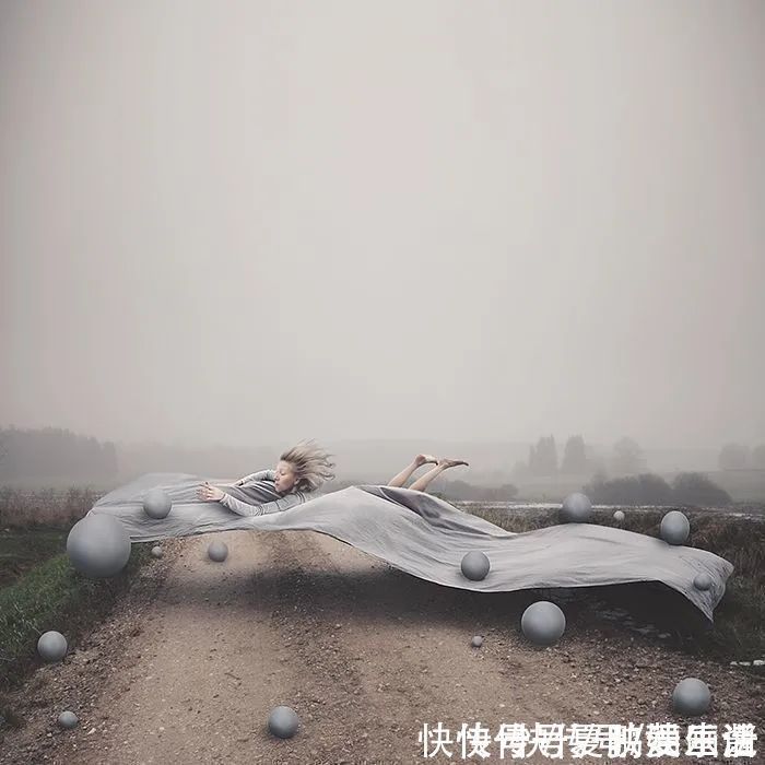 骑自行车|这画面真是绝了,女孩横躺在水里骑自行车,让人看上一眼就忘不了