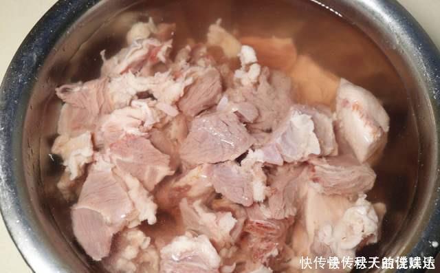 冬天要常吃羊肉，炖羊肉时，别放太多料，3样就够了，汤鲜无膻味