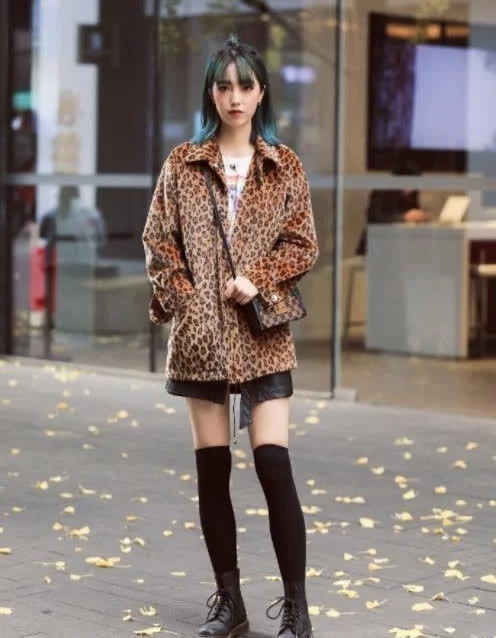 街拍:身材苗条的美女,衬衫配黑色紧身裤,年轻活力气质