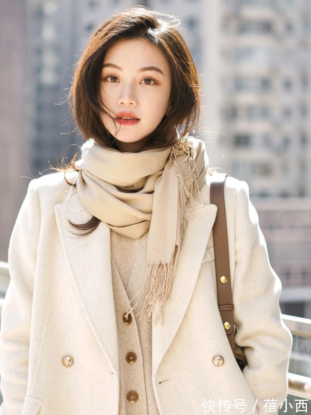 小蛮腰|见过大场面的女人,冬季都会穿“白色大衣”,知性优雅又高级