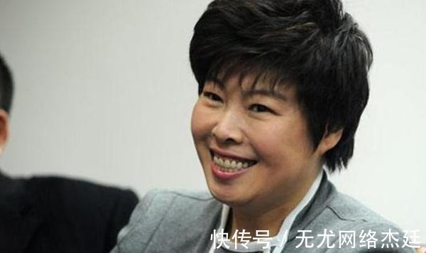 百家讲坛@当年的国学大师于丹,被学生轰下台,遭万人唾弃,后来她去哪了?