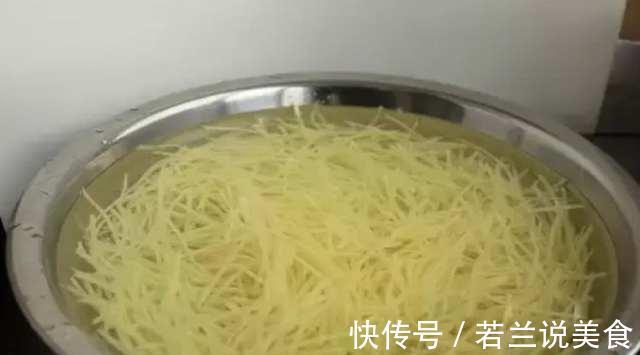 炒土豆丝出锅前放入一点“它”，做好后又香又脆，比饭店的还好吃