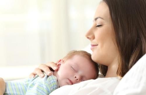 猪八戒|爸爸和舅舅抢着抱新生儿，护士看笑，网友：“猪八戒”在看人参果