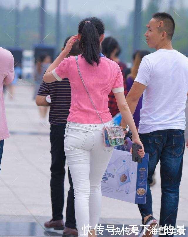 裤子|粉色短袖搭白色打底裤，整体搭配很有质感，拥有满满的潮流气息