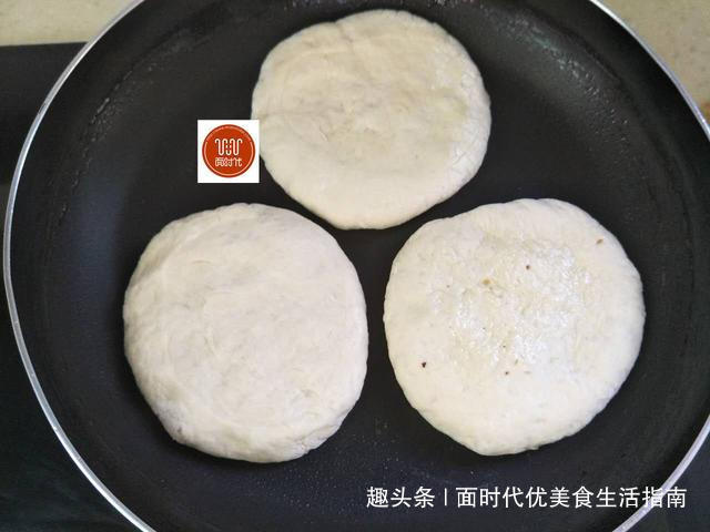 小面姨|发面烙饼,我有妙招,既省油又暄软,外酥里嫩凉了不会硬!