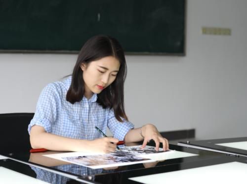 学生大喊“奥特曼”名字，校方8字为由进行劝退，家长为何称快？