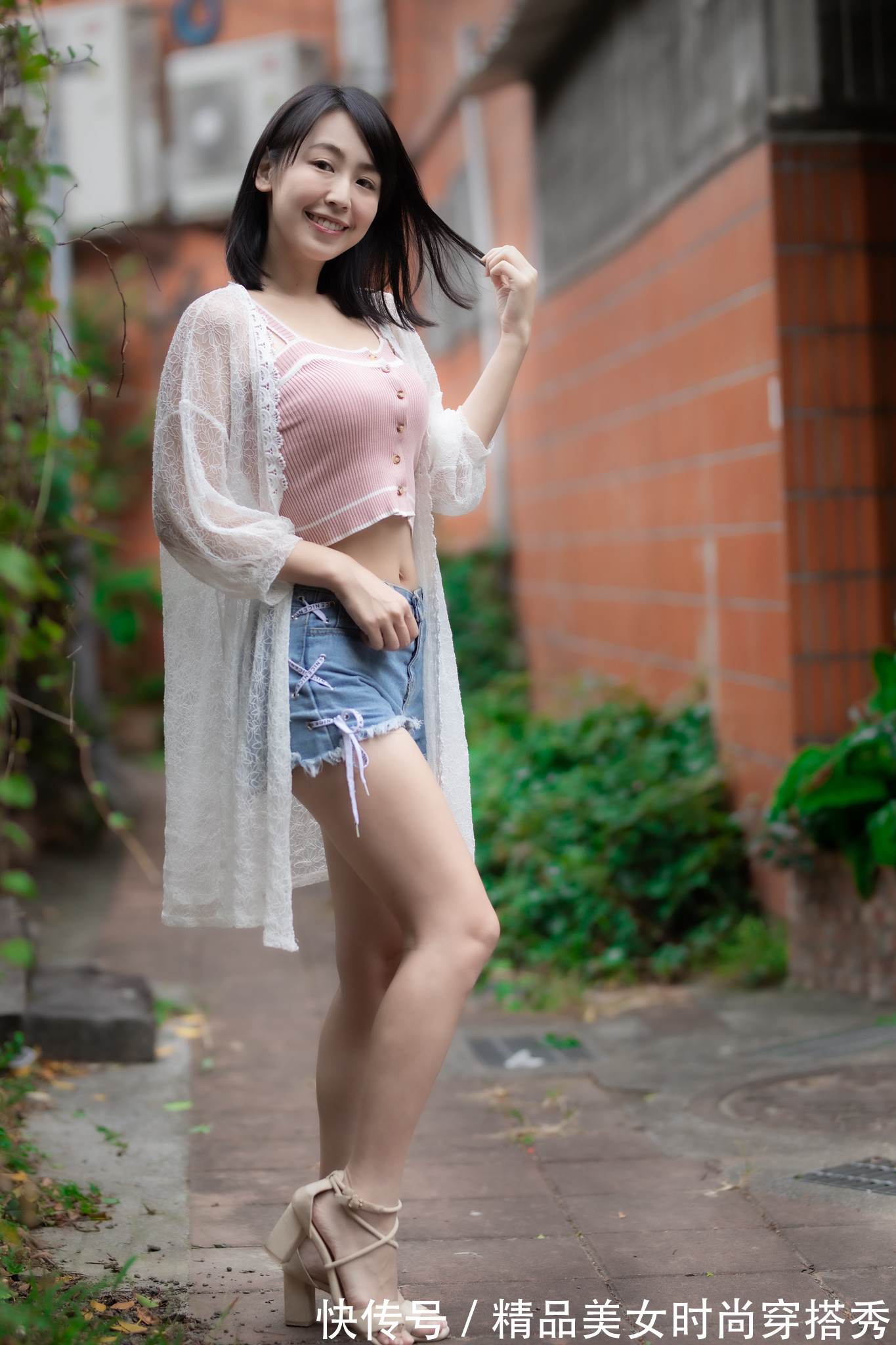 防晒|清凉干净的穿搭才会更吸引眼球,一件吊带、一件防晒长衫足矣