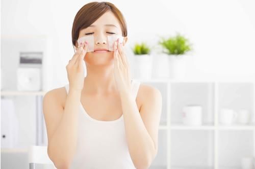 鼻子上挤出白色条状物，总是清不干净，或是你的化妆品添“堵”了