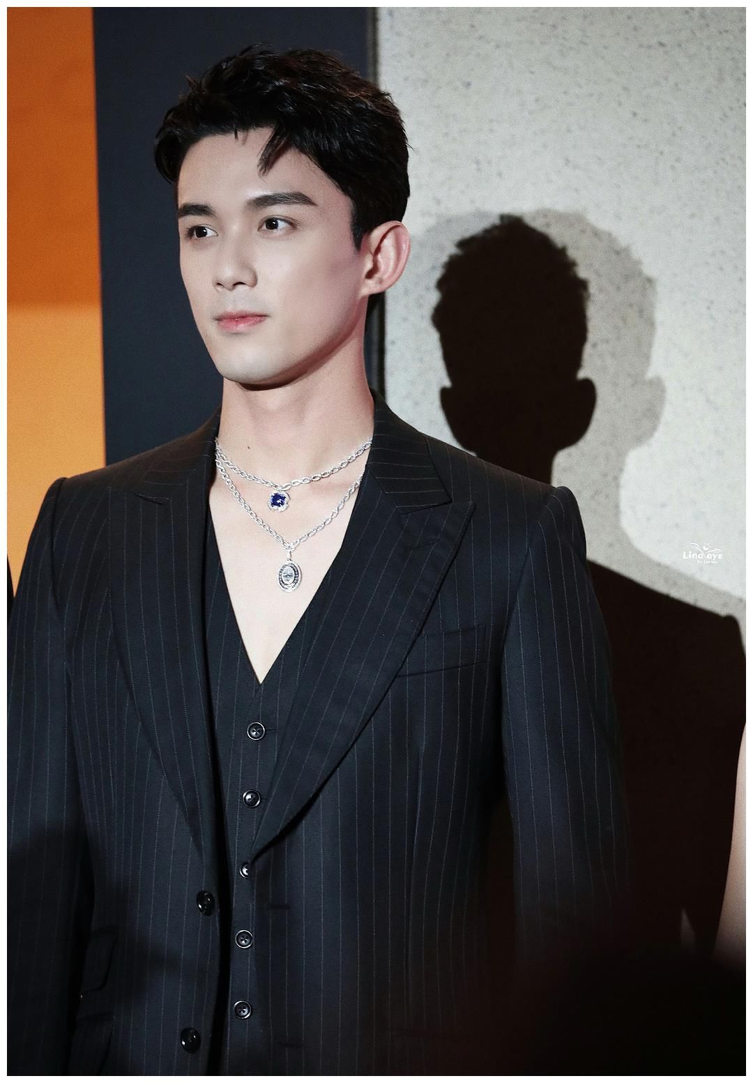 吴磊深v黑西装好惊艳!身材完美上演眼神杀,妥妥的霸道总裁