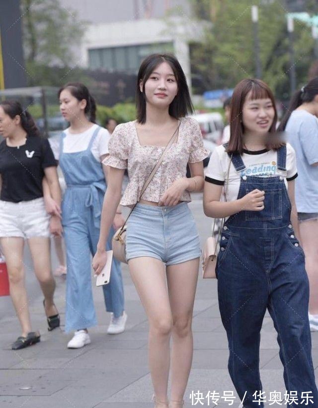 热裤 花纹图案上衣搭配浅蓝色热裤,清新可爱,活力满满