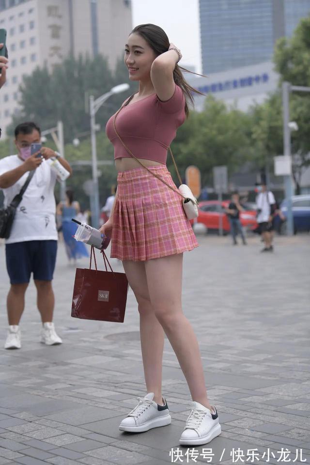 美女 美女一身粉色系穿衣风格，青春又甜美，是否能引起你无限的回忆？