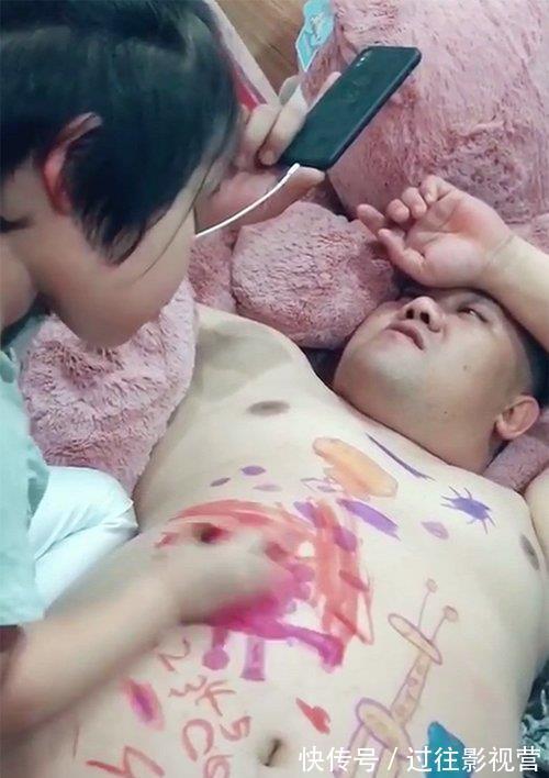 画板|妈妈让爸爸陪女儿画画,回屋查看笑喷了,网友:好奢侈的真皮画板
