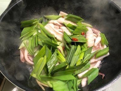 蒜苗炒鱿鱼的做法,鱿鱼这样炒最香,百吃不厌的下饭菜做法超简单