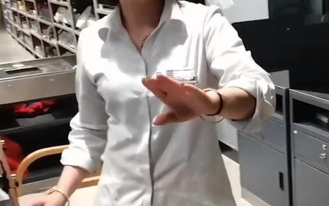 妈妈|超市误以为小孩偷了手表,动手搜包,孩子妈妈要求道歉被拒:该找哪儿找哪儿