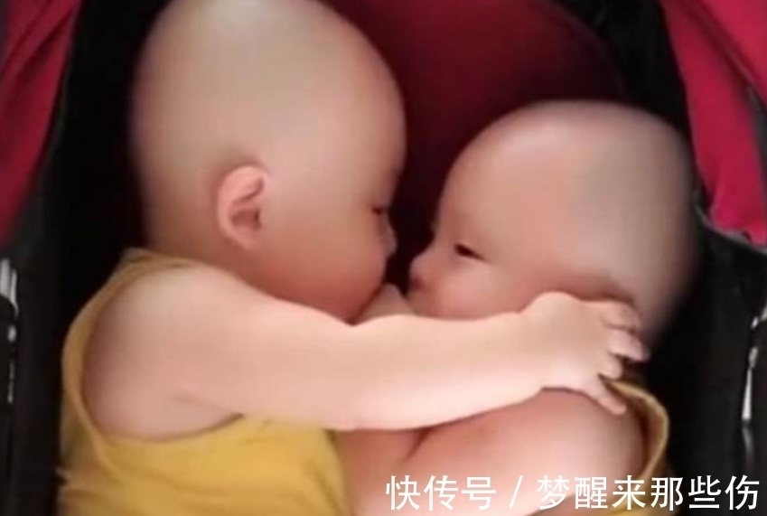 双胞胎|双胞胎宝宝一起躺在婴儿车里，接下来的动作，妈妈笑得合不拢嘴