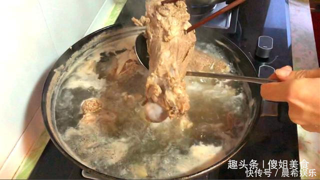 炖羊肉汤时,有人先焯水,有人直接炖?这才是正确做法,太香了