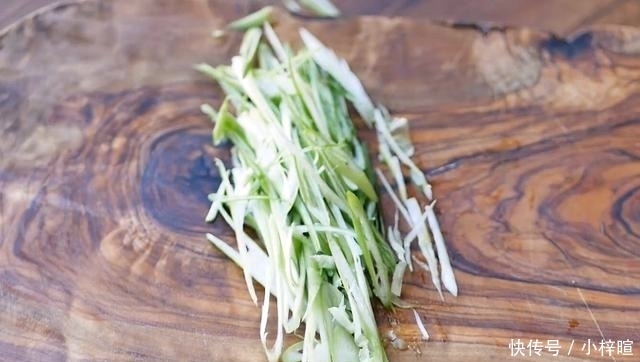 早餐|土豆丝不要炒菜啦,一搅一拌做成早餐饼,焦香酥脆,5分钟出锅